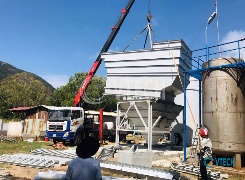 Cẩu lắp thiết bị lắng tại công trường