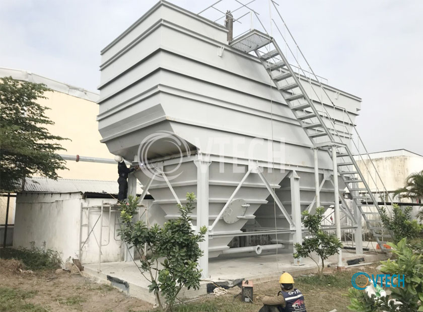 Cẩu lắp thiết bị lắng lamen tại công trường (Ảnh 2)