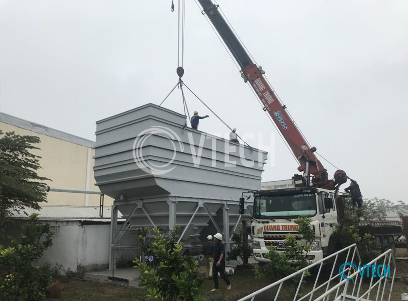 Cẩu lắp thiết bị lắng lamen tại công trường